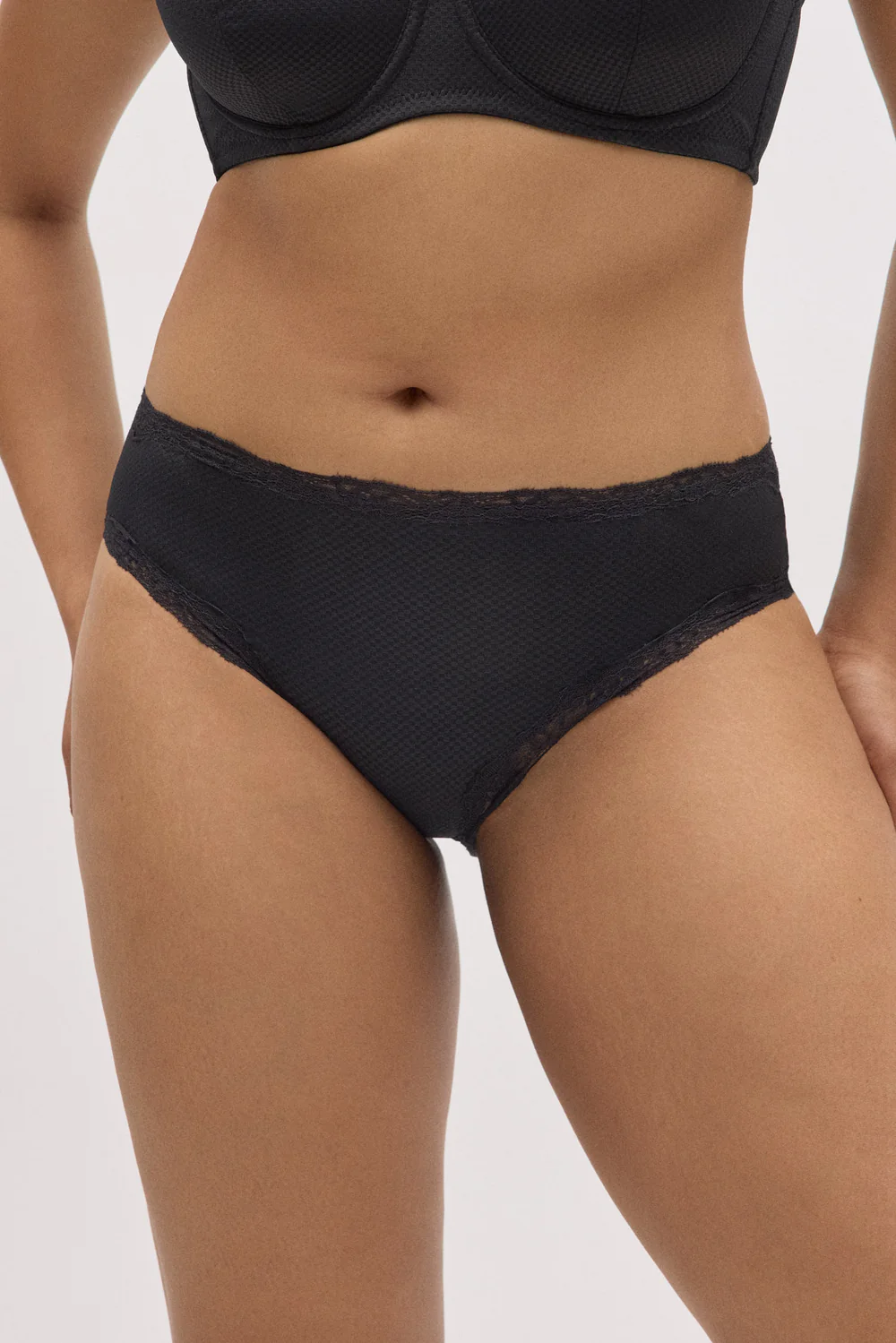 Cueca midi com renda