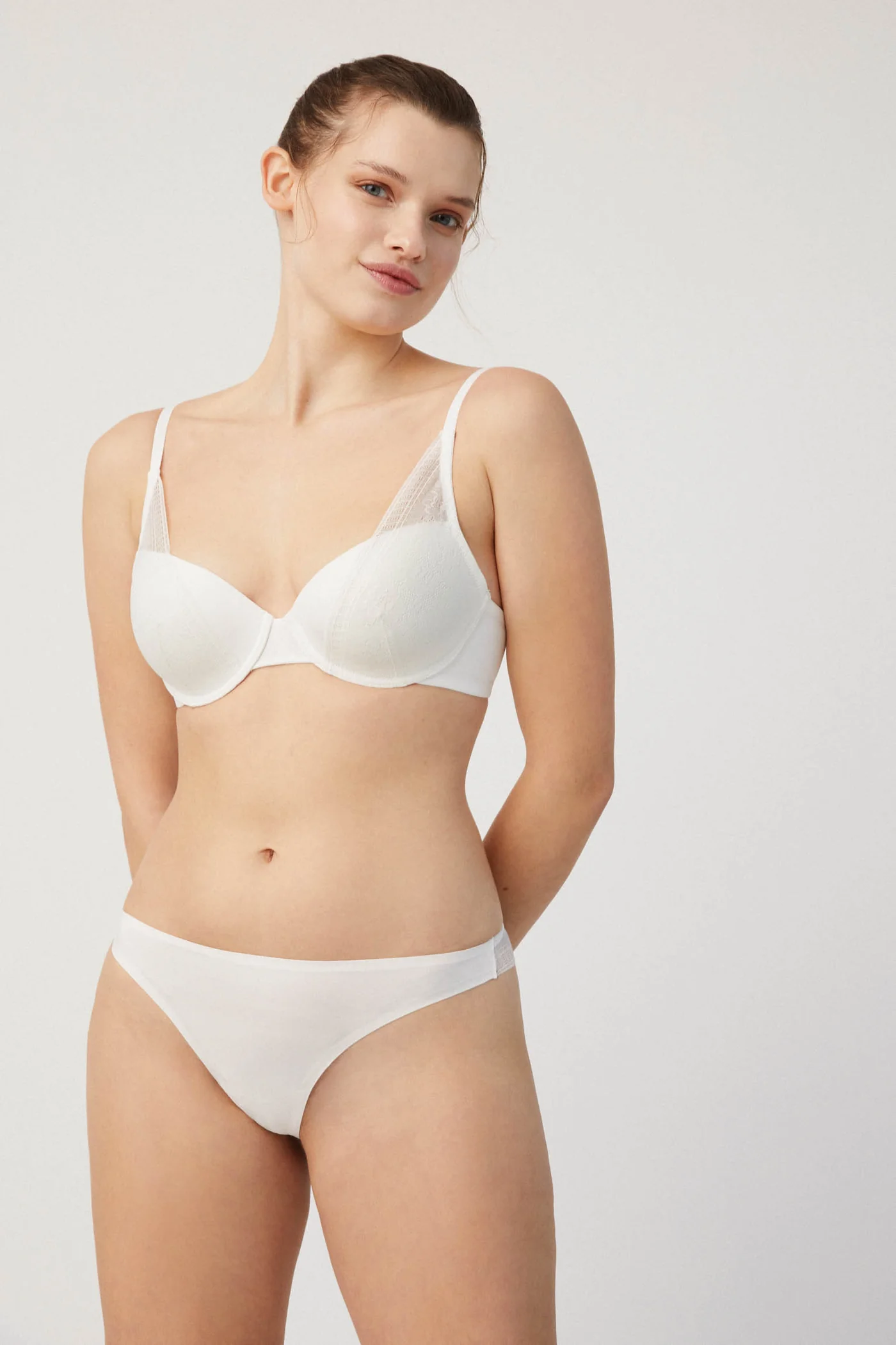 Cueca brasileira invisível com renda - Image 3