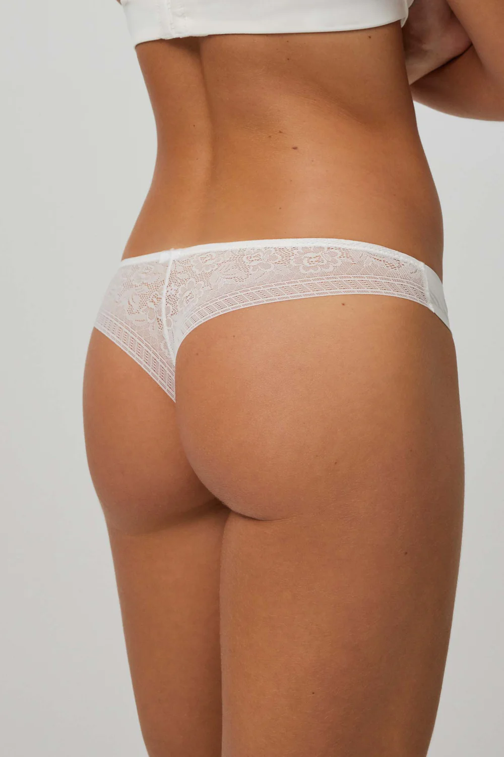 Tanga invisível com renda nude